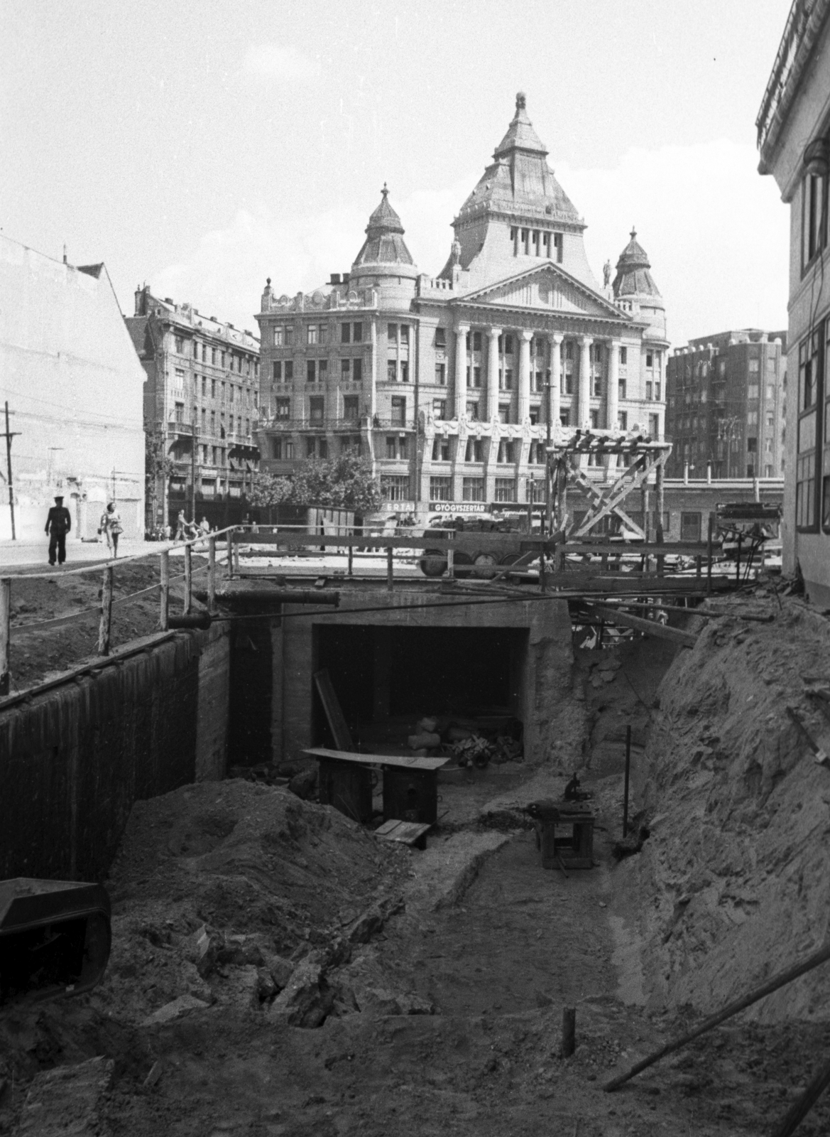 Hungary, Budapest V., Deák Ferenc tér, a Millenniumi Földalatti Vasút új alagútjának építése., 1953, UVATERV, tunnel, subway construction, underground railway, Budapest, Fortepan #79826