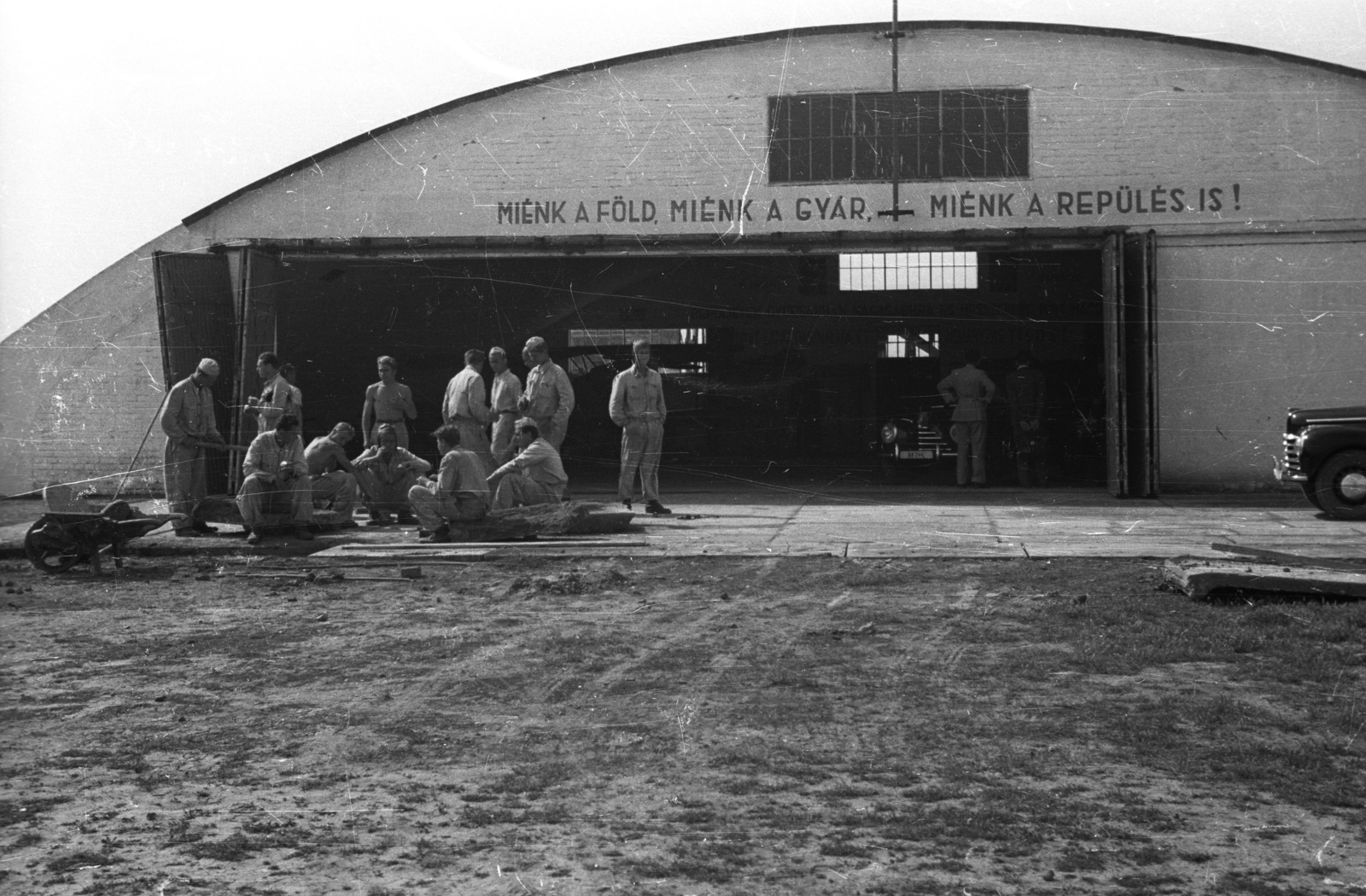 Hungary, Szentes, repülőtér., 1949, UVATERV, hangar, wheelbarrow, pilot, slogan, Fortepan #79838