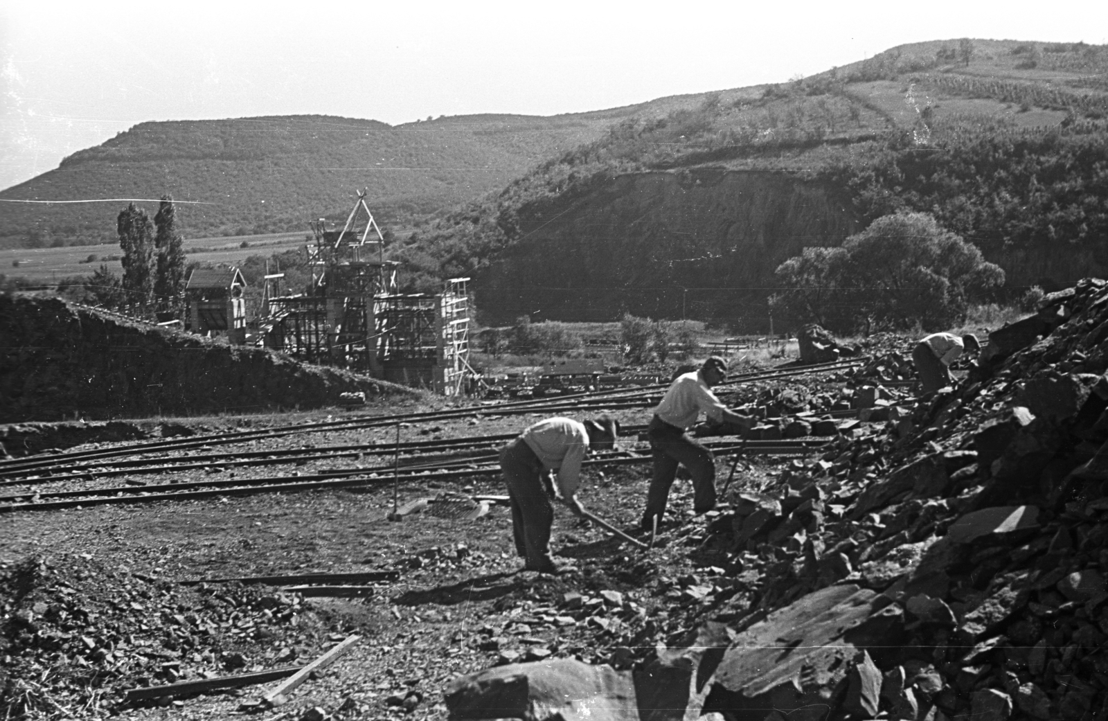 Hungary, Erdőbénye, Mulató-hegy, kőbánya, előtérben az iparvasút vágányai., 1949, UVATERV, construction, stone mine, scaffolding, rails, Fortepan #79840