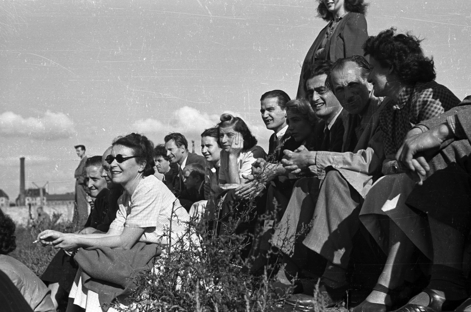 Hungary, Budapest XI., Stoczek József (Stoczek) utca, MAFC sporttelep, a felvétel a labdarúgópályán készült. Balra a pesti rakparton, a Közraktár utcánál, az Elevátor-ház kéménye látható., 1949, UVATERV, Budapest, youth, football, fan, Fortepan #79847