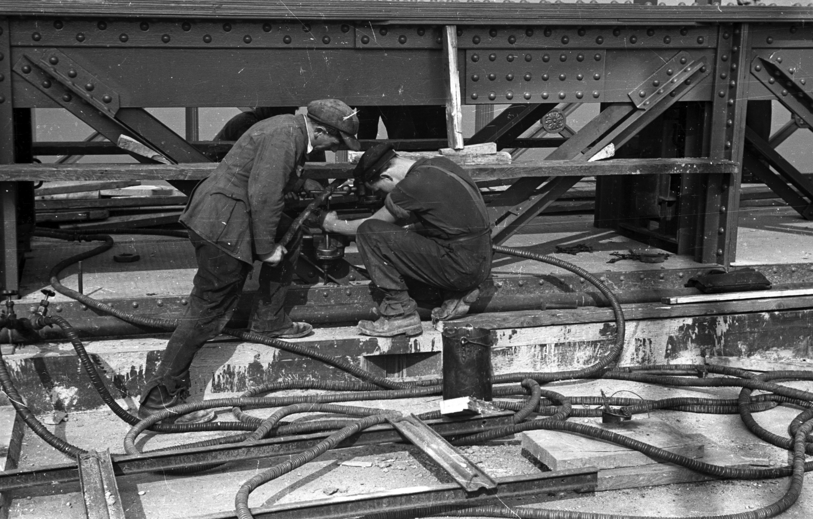 Hungary, Budapest, Széchenyi Lánchíd az újjáépítéskor., 1949, UVATERV, bridge building, suspension bridge, William Tierney Clark-design, worker, Fortepan #79853
