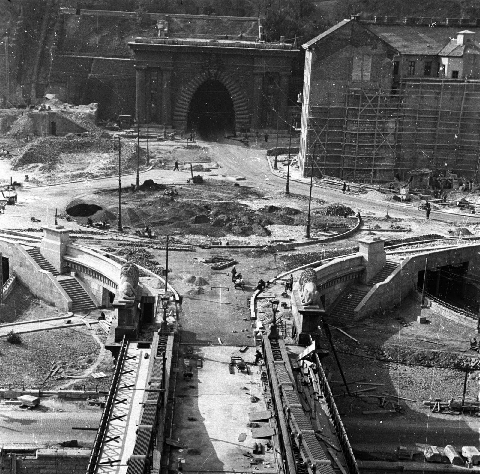 Hungary, Budapest I., Clark Ádám tér és az Alagút a budai kapuzatról nézve a Széchenyi Lánchíd újjáépítésekor., 1949, UVATERV, tunnel, bridge building, stone lion, Budapest, suspension bridge, William Tierney Clark-design, Fortepan #79858
