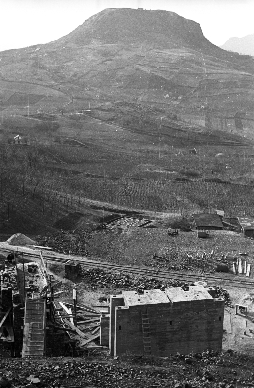 Hungary, Tapolca, Diszel (ekkor önálló), Hajagos hegy, bazaltbánya. Szemben a Csobánc, mögötte jobbra a Szent György-hegy., 1950, UVATERV, mountain, stone mine, mining, Fortepan #79867