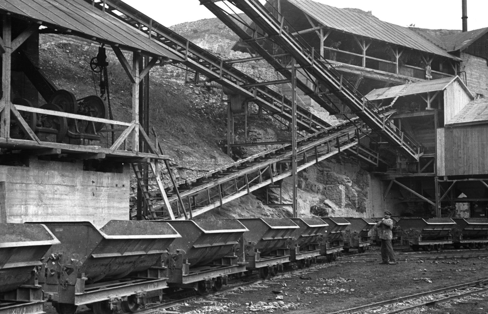 Hungary, Erdőbénye, Mulató-hegy, kőbánya., 1950, UVATERV, mining, railway cart, conveyor belt, stone mine, Fortepan #79871