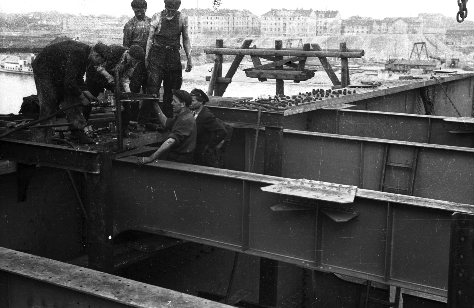 Hungary, Budapest XIII., az Árpád (Sztálin) híd építése. Háttérben a rendőrségi lakóházak a Dagály utcánál., 1949, UVATERV, bridge building, Budapest, worker, Fortepan #79878