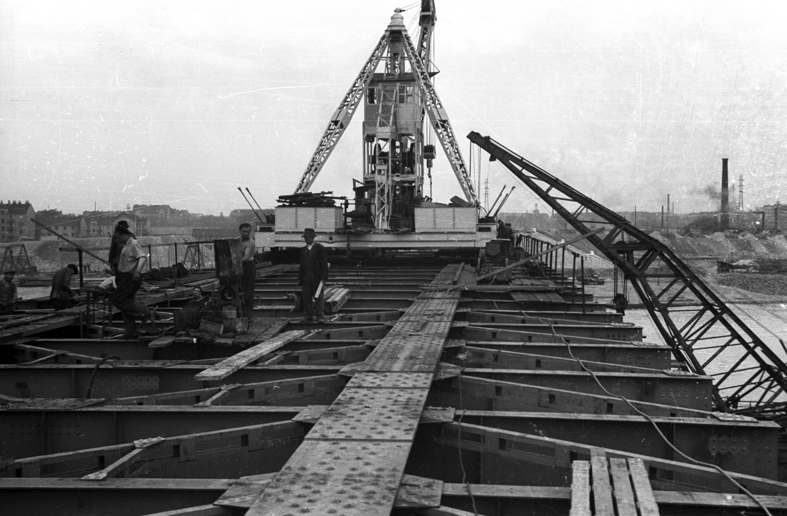 Hungary, Budapest XIII., az Árpád (Sztálin) híd építése, a pesti hídfő felé nézve., 1949, UVATERV, bridge building, Budapest, Fortepan #79879