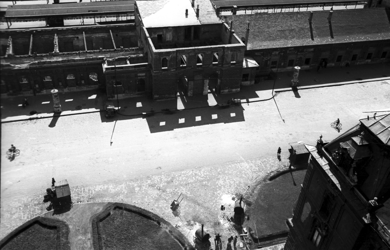 Hungary, Győr, Révai Miklós utca, a lebombázott vasútállomás a városháza tornyából fényképezve., 1950, UVATERV, war damage, train station, train station, Ferenc Pfaff-design, bicycle, Fortepan #79910