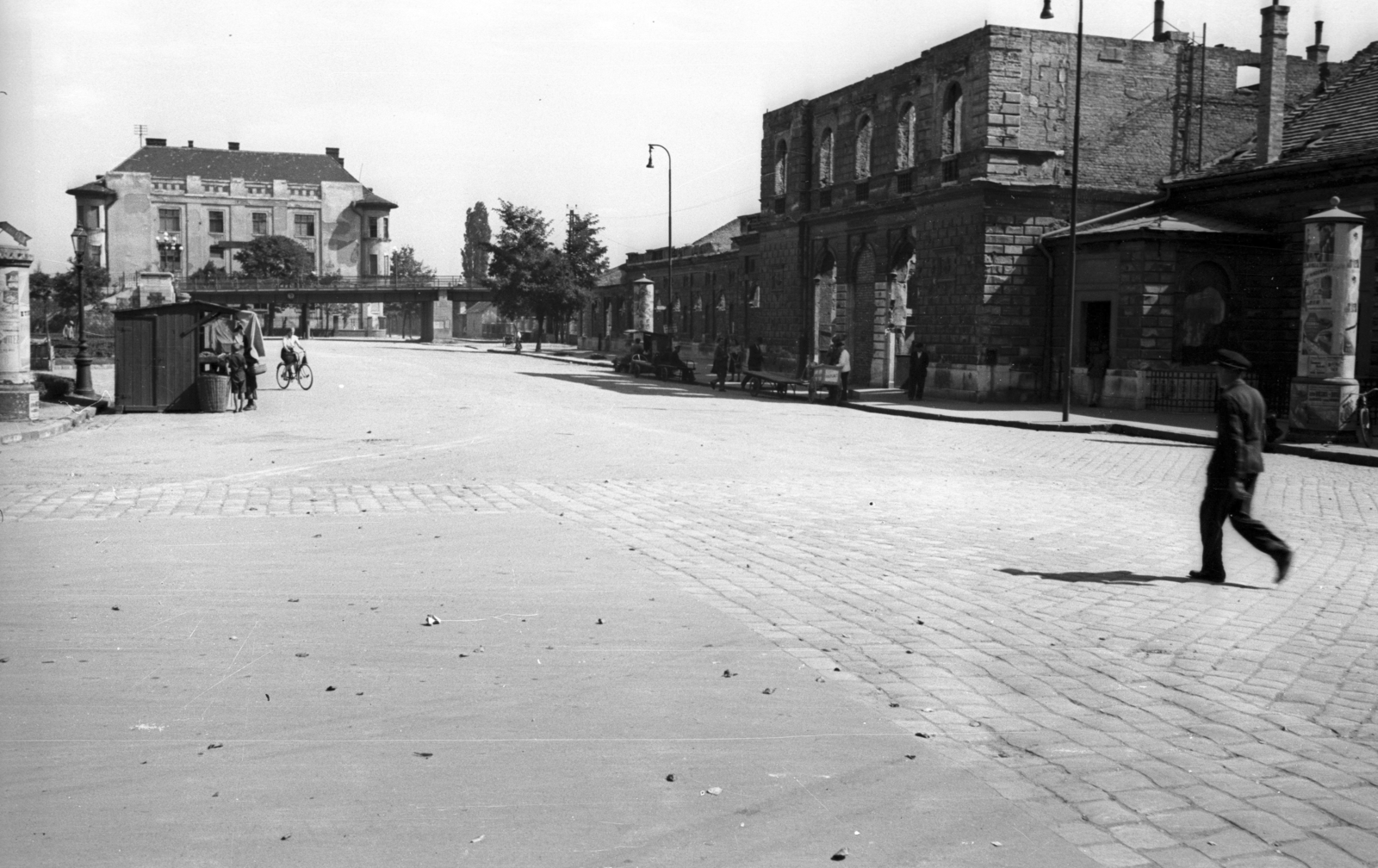 Magyarország, Győr, Révai Miklós utca, jobbra a lebombázott vasútállomás, háttérben a Baross (Lenin) híd., 1950, UVATERV, pályaudvar, vasútállomás, Pfaff Ferenc-terv, kerékpár, Fortepan #79911