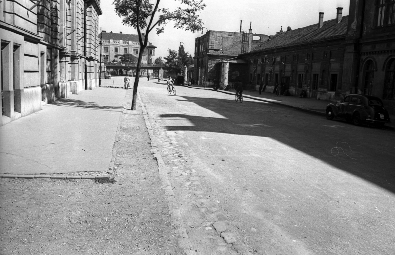 Magyarország, Győr, Révai Miklós utca, jobbra a lebombázott vasútállomás, háttérben a Baross (Lenin) híd., 1950, UVATERV, pályaudvar, vasútállomás, automobil, Skoda 1101/1102 Tudor, rendszám, Pfaff Ferenc-terv, kerékpár, Fortepan #79912