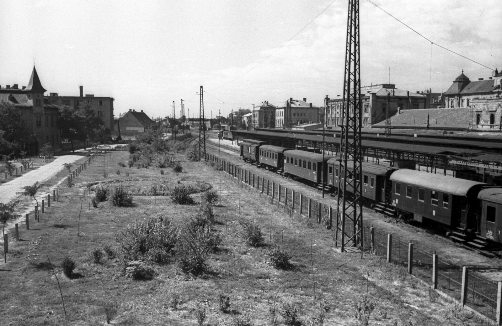 Magyarország, Győr, vasútállomás, balra az Eszperantó utca - Zrínyi utca kereszteződésében a Schlichter-villa tornyos épülete látszik., 1950, UVATERV, pályaudvar, vasútállomás, Fortepan #79915