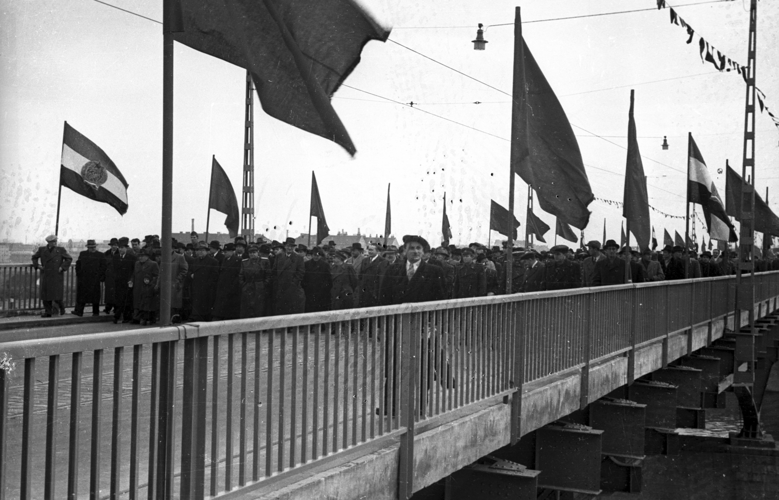 Hungary, Budapest XIII., a felvétel az Árpád (Sztálin) híd avatásakor készült, a háttérben a Népfürdő utcai házak teteje látszódik., 1950, UVATERV, bridge, Budapest, Duna-bridge, Pál Sávoly-design, János Kossalka-design, beam bridge, Károly Széchy-design, Fortepan #79920