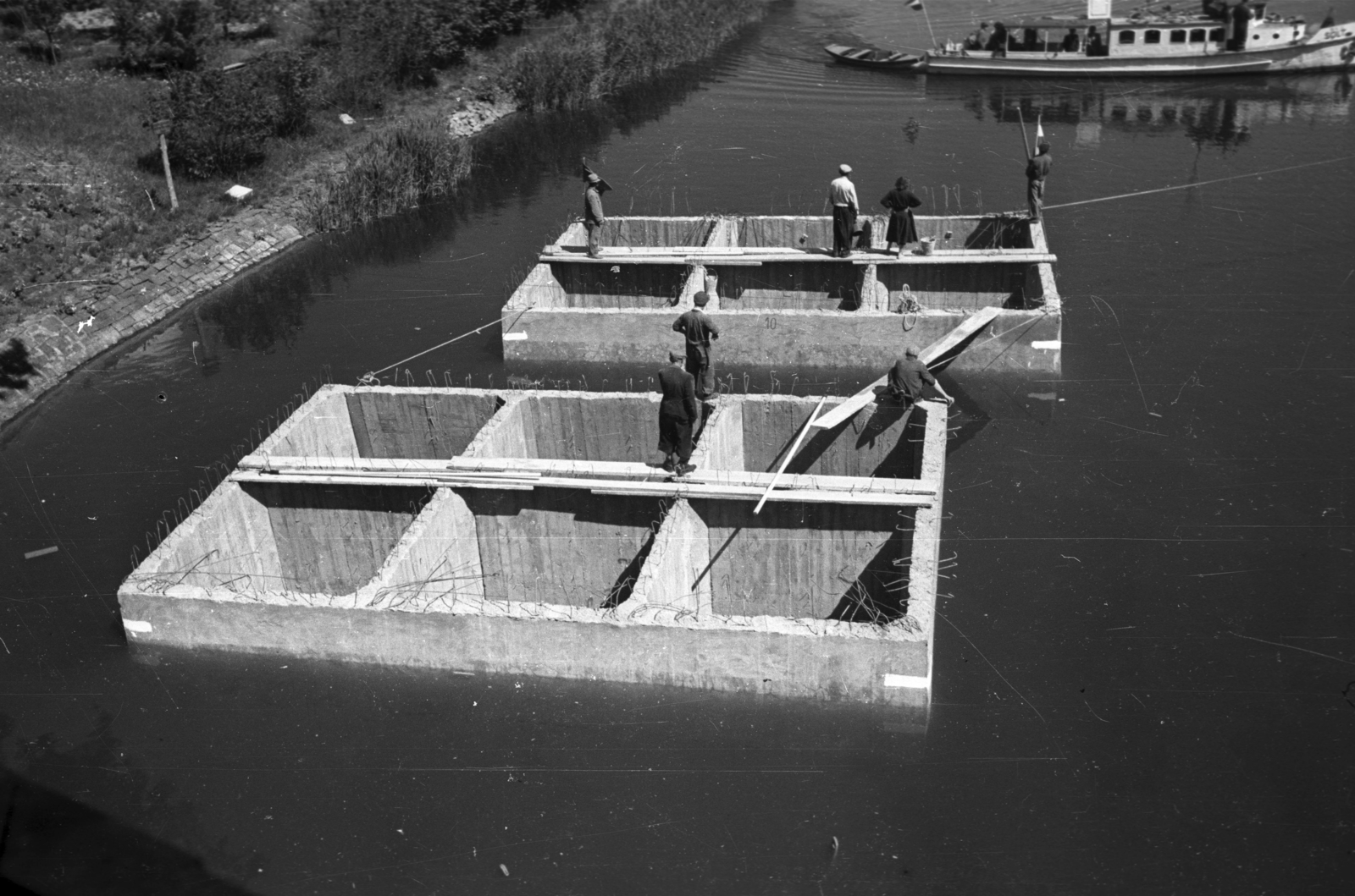 Hungary, Tass, Ráckevei (Soroksári)-Duna, betonkeszonok úsztatása a Rózsa-sziget mellett., 1950, UVATERV, ship, Solt/Novara ship, decompression chamber, Fortepan #79932