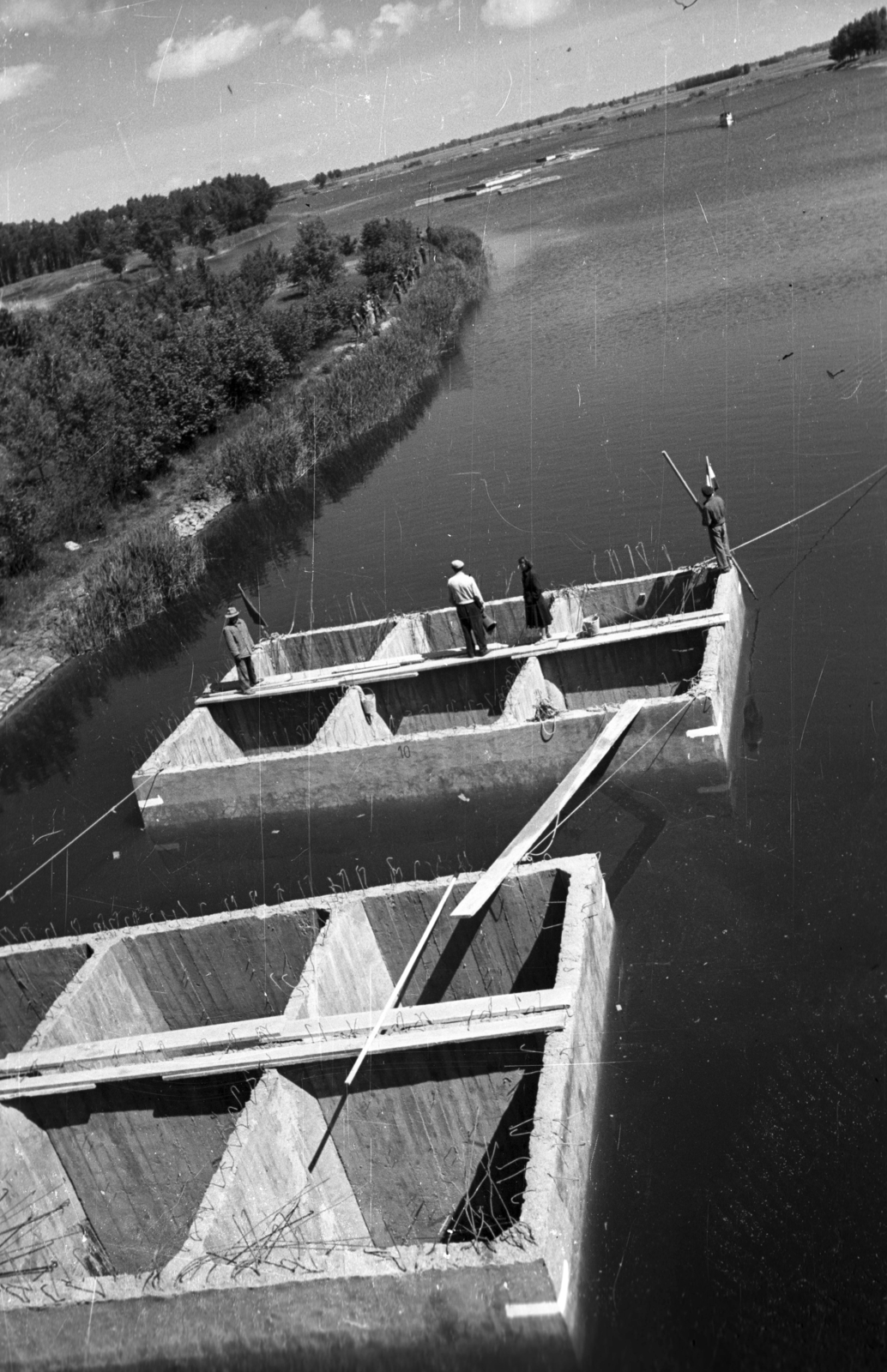 Hungary, Tass, Ráckevei (Soroksári)-Duna, betonkeszonok úsztatása a Rózsa-sziget mellett., 1950, UVATERV, decompression chamber, Fortepan #79933