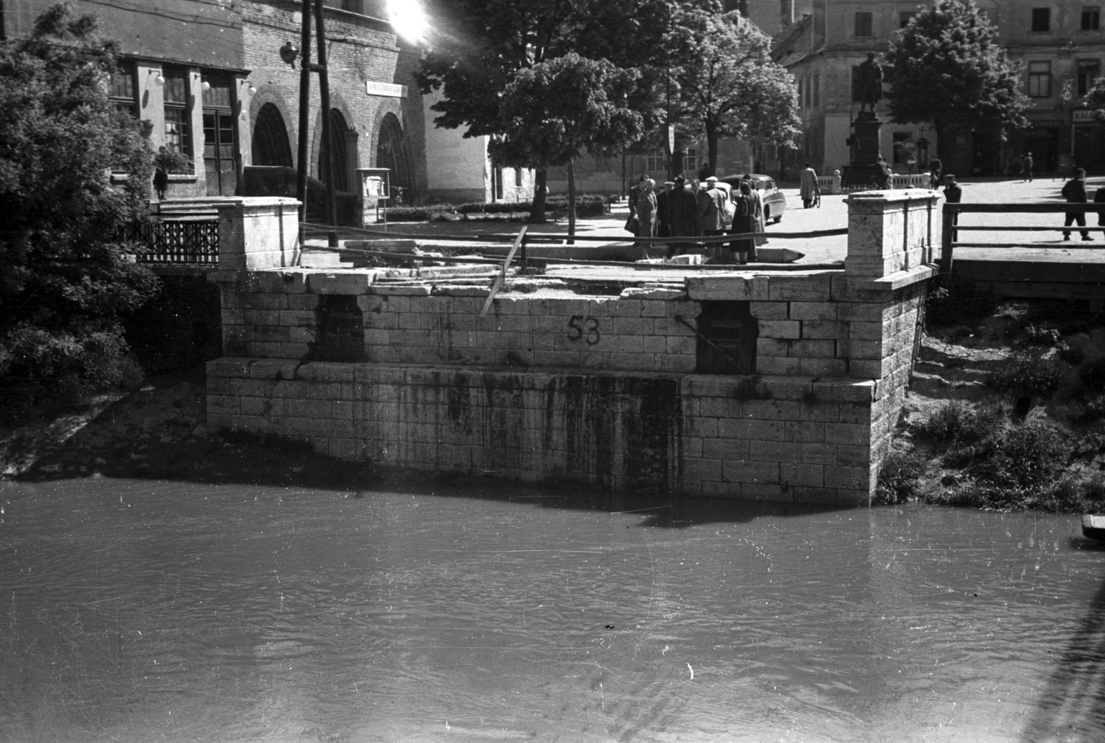 Hungary, Győr, az 1945 márciusában felrobbantott Rába folyó feletti Kettős híd hídfője az ideiglenes fahídról nézve. Szemben a Bécsi kapu (Köztársaság) tér., 1950, UVATERV, wrecked bridge, movie theater, Fortepan #79936
