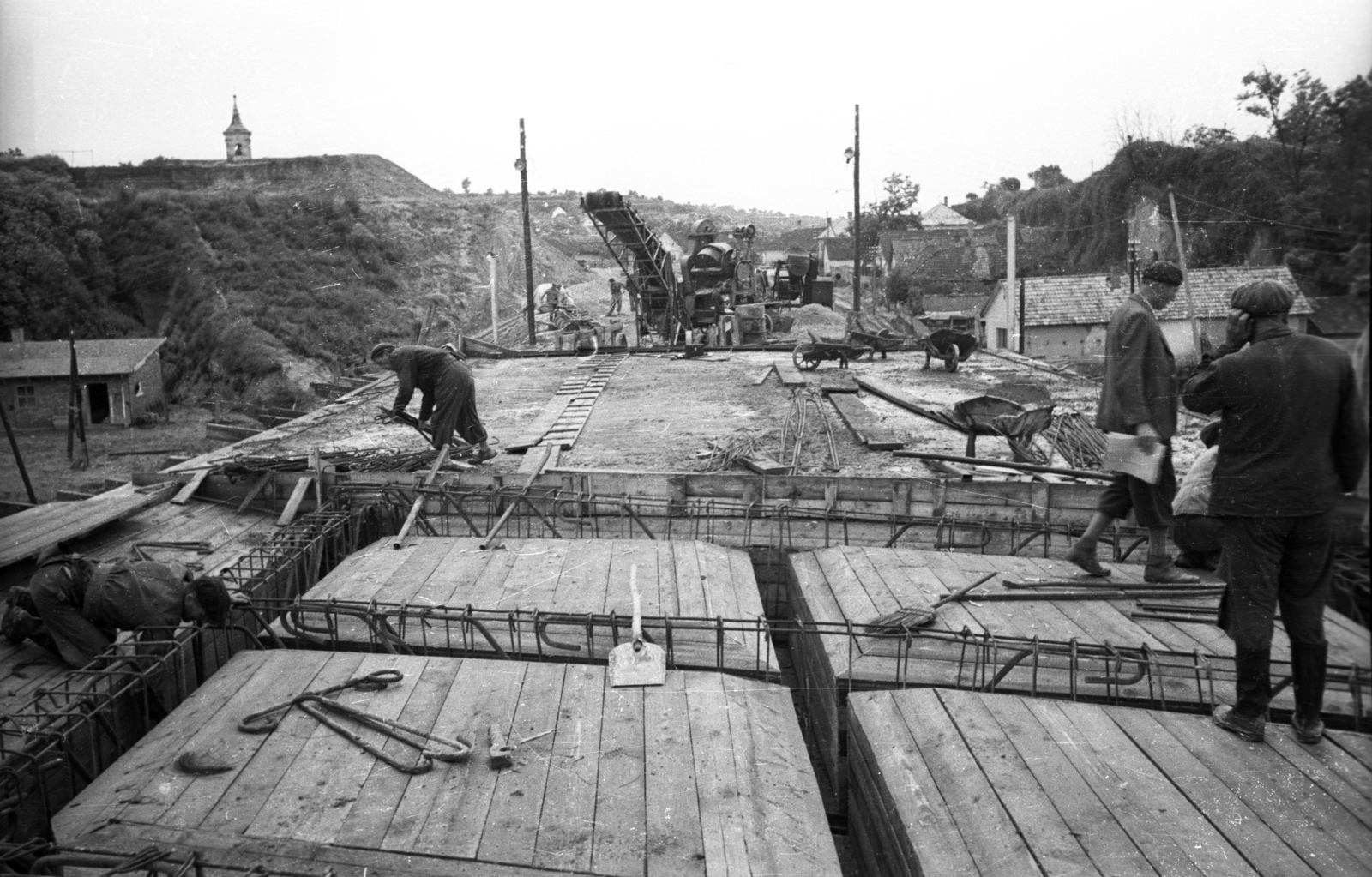 Hungary, Dunaújváros, (Dunapentele) vasúti felüljáró átépítése a Magyar útnál., 1949, UVATERV, construction, Fortepan #79947