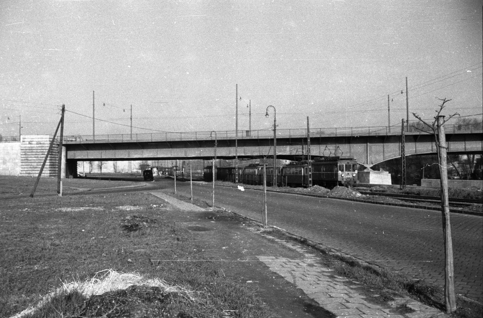 Hungary, Budapest III., Árpád fejedelem útja az Árpád (Sztálin) híd budai hídfőjénél., 1954, UVATERV, bridge, commuter train, Budapest, Duna-bridge, Pál Sávoly-design, János Kossalka-design, beam bridge, Károly Széchy-design, Fortepan #79956