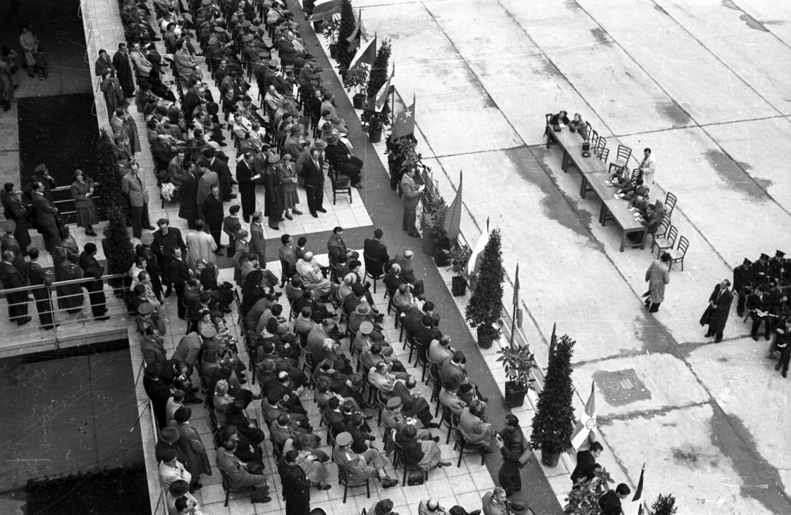 Hungary, Ferihegy (now - Ferenc Liszt) International Airport, Budapest XVIII., a repülőtér átadásakor., 1950, UVATERV, Budapest, plan view, audience, festive, airport, Fortepan #79970
