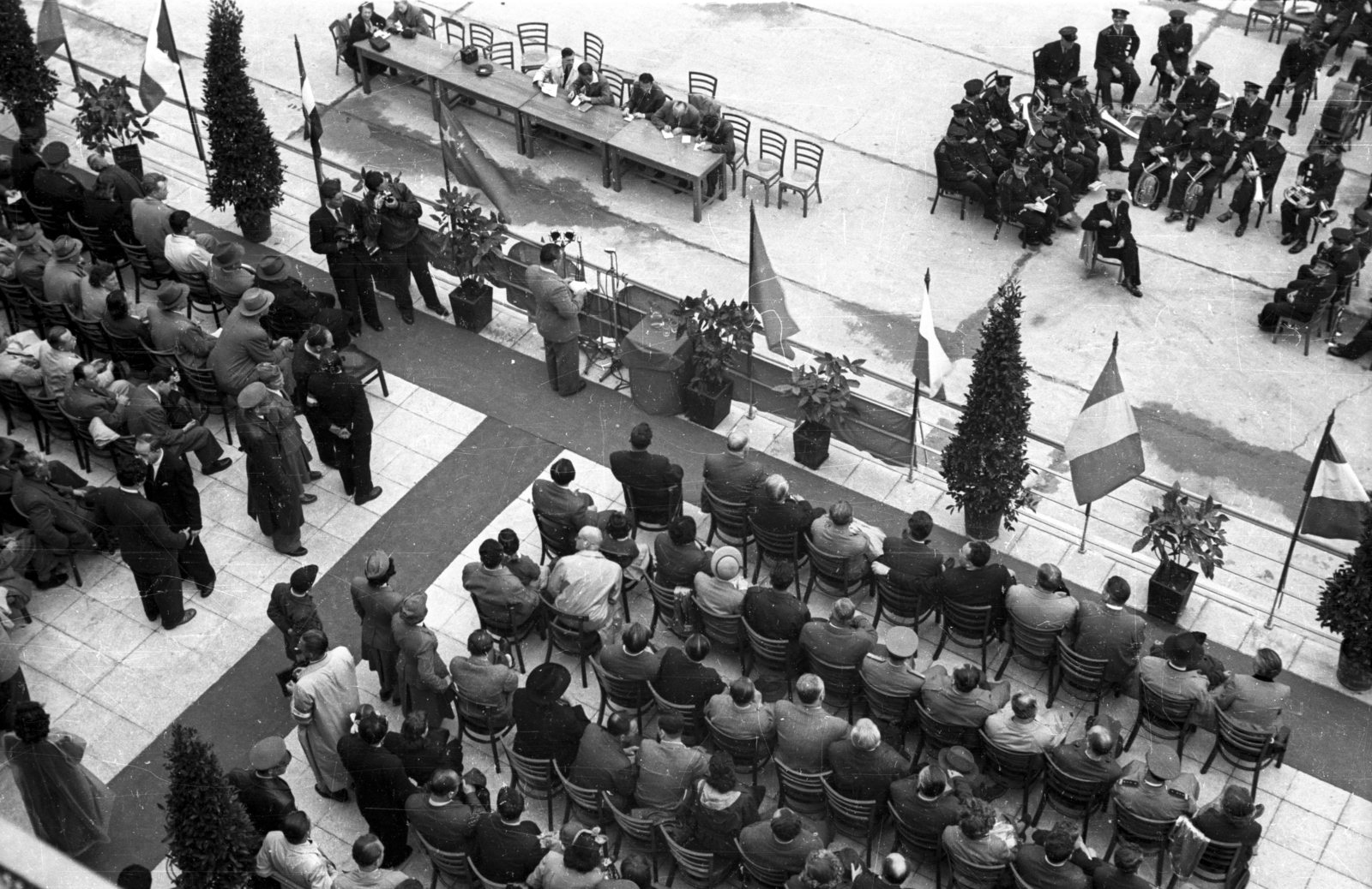 Hungary, Ferihegy (now - Ferenc Liszt) International Airport, Budapest XVIII., a repülőtér átadásakor., 1950, UVATERV, Budapest, plan view, audience, festive, Fortepan #79971