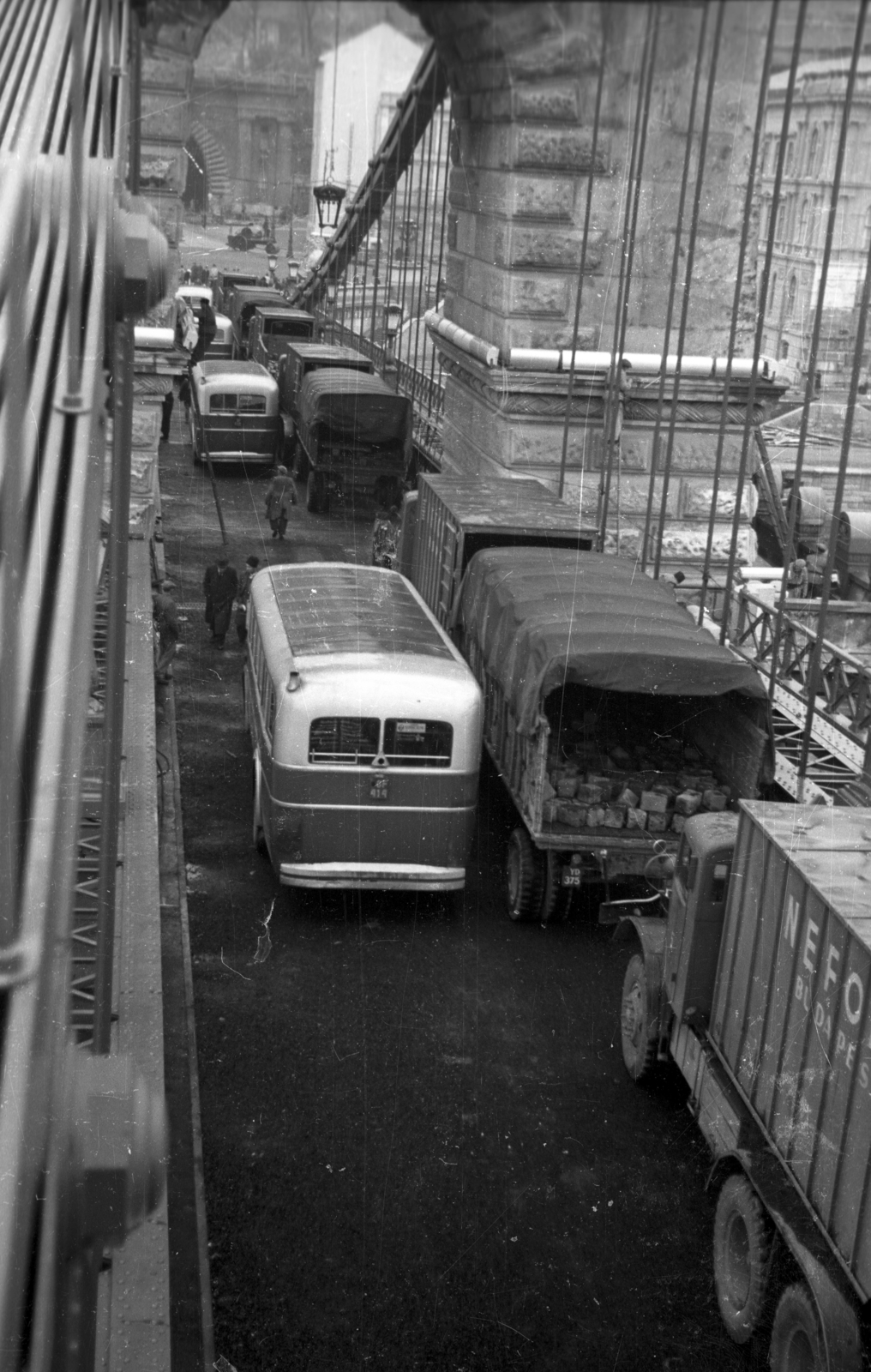 Hungary, Budapest, az újjáépített Széchenyi Lánchíd terhelési próbája., 1949, UVATERV, bus, commercial vehicle, trailer, MÁVAG-brand, load testing, suspension bridge, William Tierney Clark-design, Fortepan #79980