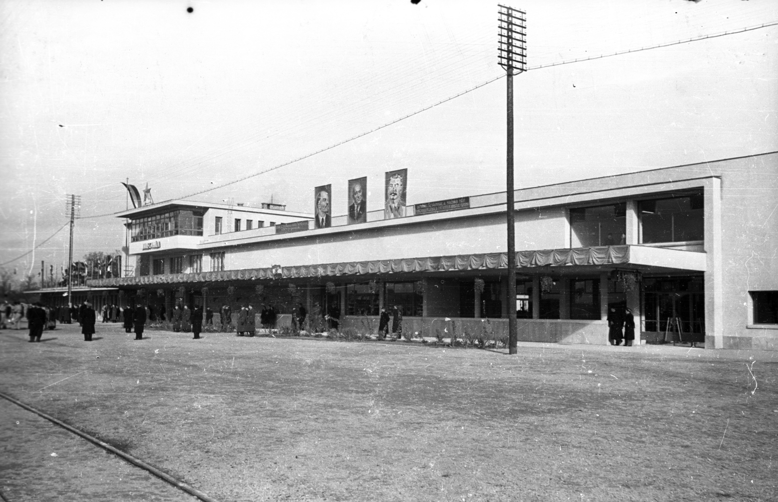 Hungary, Nyíregyháza, az újjáépített vasútállomás., 1951, UVATERV, Lenin-portrayal, Red Star, train station, Mátyás Rákosi-portrayal, Joseph Stalin portrayal, Fortepan #79988