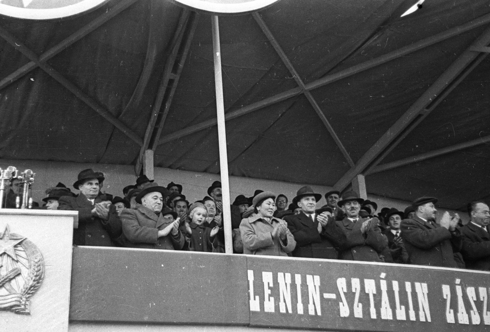 Hungary, Budapest XIII., az Árpád (Sztálin) híd avatására épített tribün. Elöl balról: Dobi István, Rákosi Mátyás és felesége Fenya Fjodorovna Kornyilova, Kádár János, Drahos Lajos, Kovács István, Vas Zoltán., 1950, UVATERV, celebrity, crest, Budapest, Rákosi crest, politician, Fortepan #79995