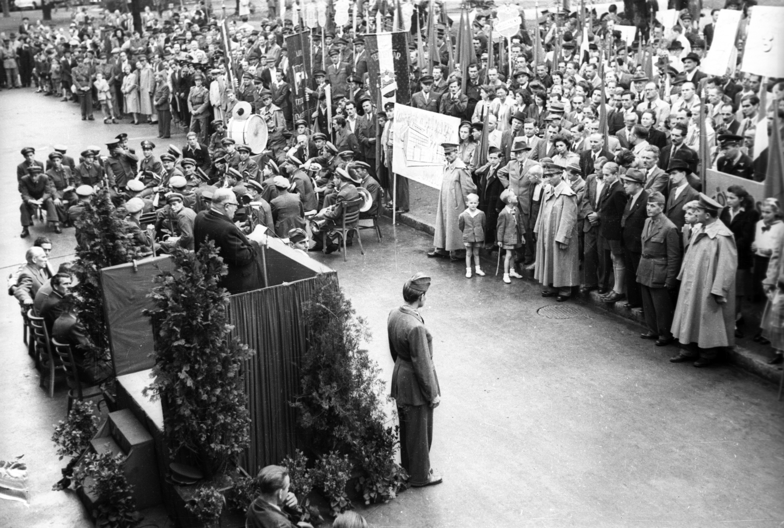 Hungary, Budapest V., Erzsébet (Sztálin) tér, a MÁVAUT autóbusz-pályaudvar átadási ünnepsége 1949. szeptember 18-án. A mikrofonnál Bebrits Lajos közlekedésügyi miniszter., 1949, UVATERV, uniform, musical instrument, flag, audience, military band, microphone, wind band, Budapest, Fortepan #79999