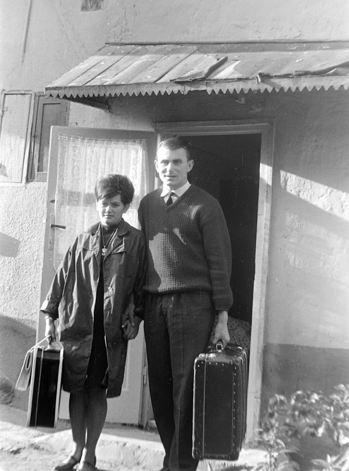 1960, Fortepan, portrait, suitcase, nylon fabric jacket, double portrait, hold hands, Fortepan #80