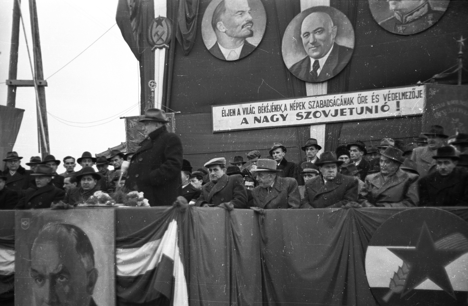 Hungary, Ercsi, a 6-os főút Dunapenteléig tartó szakaszának avatóünnepsége, az emelvényen a mikrofonnál Bebrits Lajos közlekedésügyi miniszter., 1949, UVATERV, personality cult, flag, Lenin-portrayal, festive, political decoration, crest, Mátyás Rákosi-portrayal, Joseph Stalin portrayal, Rákosi crest, Fortepan #80002