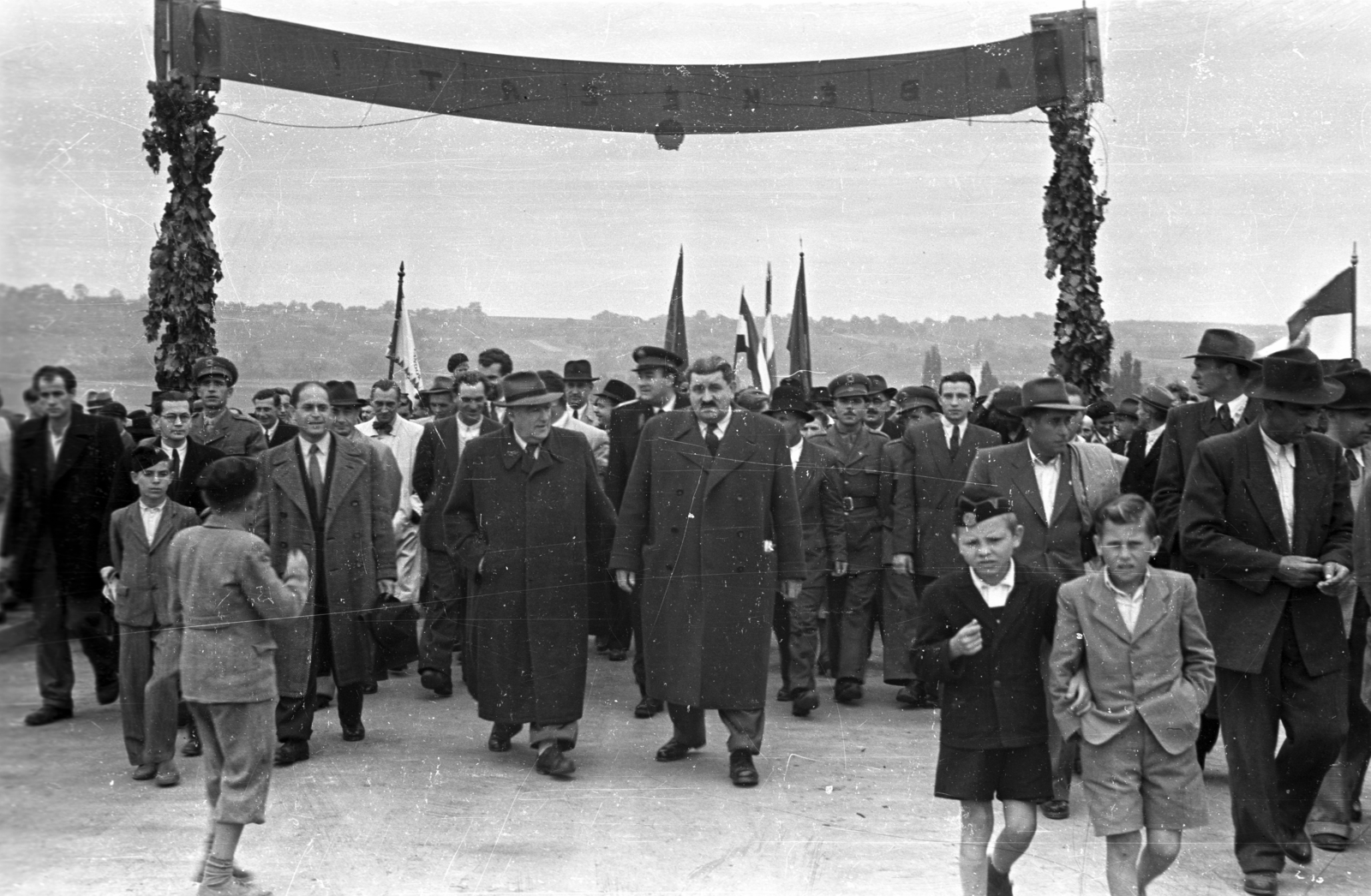 Hungary, Polgár, a felvétel 1950. október 1-én, az újjáépített Tisza híd avató ünnepsége alkalmával készült. Elöl középen kalappal Bebrits Lajos közlekedés- és postaügyi miniszter., 1950, UVATERV, celebrity, politician, inauguration, bridge, Tisza bridge, Fortepan #80004