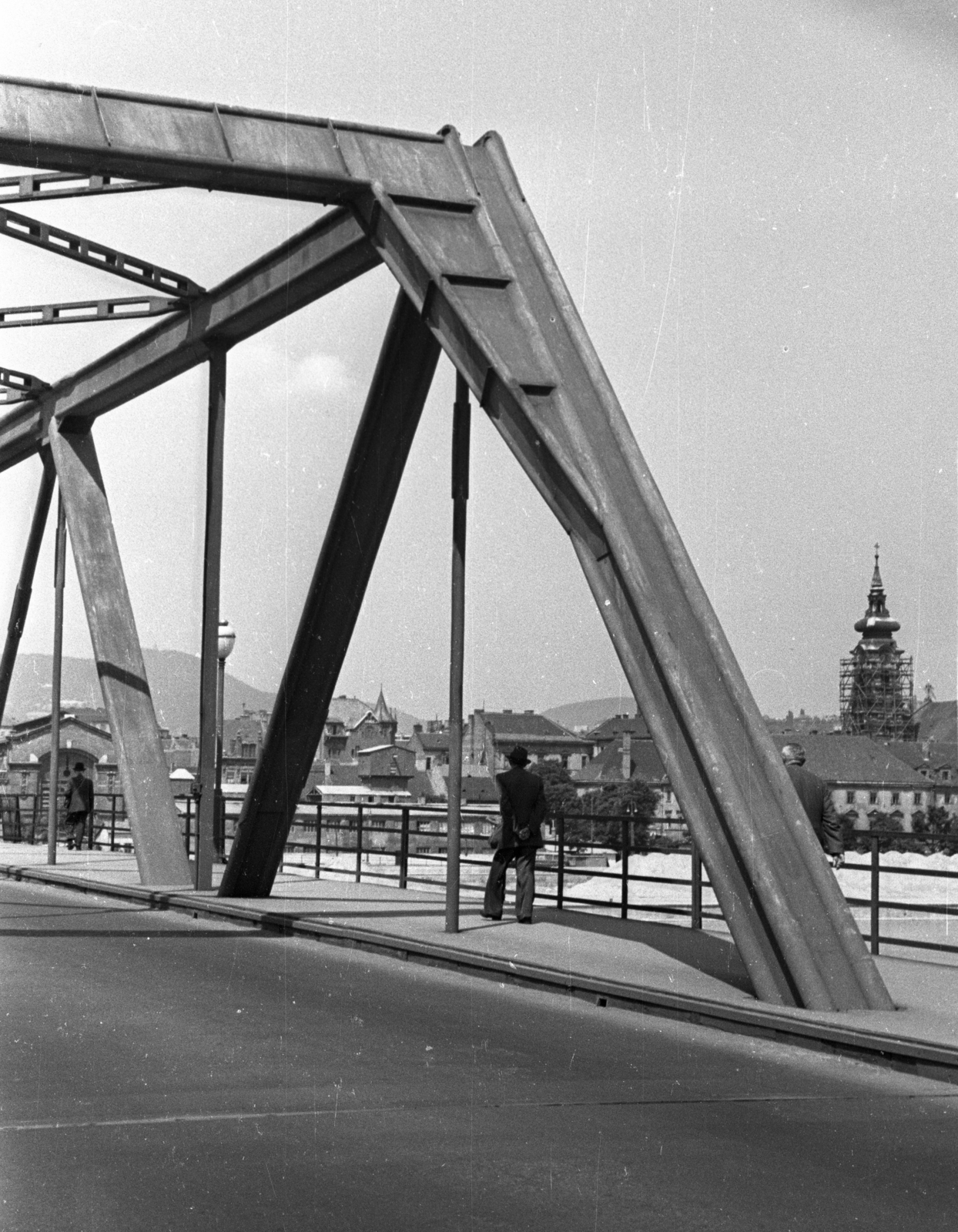 Hungary, Budapest I., Kossuth híd, háttérben a Batthyány téri vásárcsarnok és a metróépítés területe, jobbra a Fő utcai Szent Ferenc sebei templom felállványozott tornya., 1957, UVATERV, Kossuth-bridge, scaffolding, Budapest, Pál Klunzinger-design, Fortepan #80016
