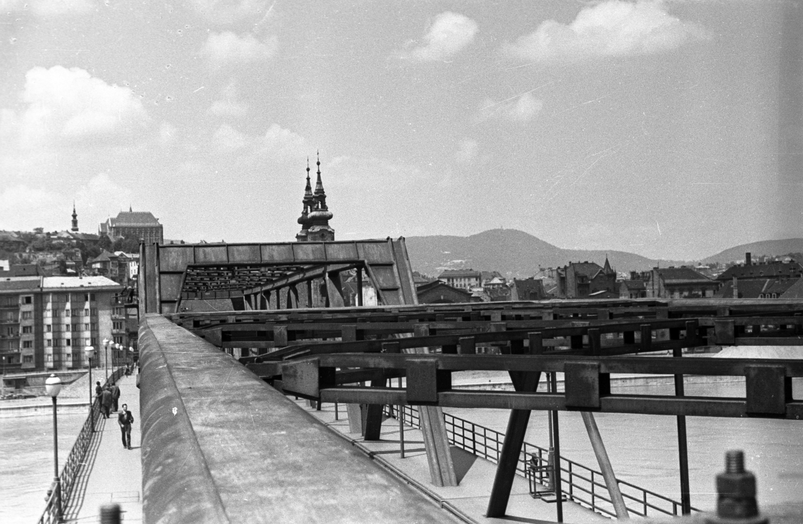 Magyarország, Budapest I., Kossuth híd, háttérben az Országos Levéltár épülete és a Batthyány téri Szent Anna-templom tornyai., 1957, UVATERV, Kossuth híd, templom, barokk-stílus, katolikus, vásárcsarnok, Budapest, Klunzinger Pál-terv, jezsuita, Hamon Kristóf-terv, Nöpauer Máté-terv, Fortepan #80017