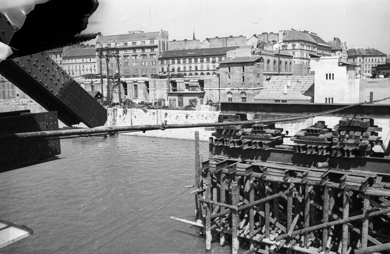Hungary, Budapest IX., a Petőfi híd újjáépítése, a romos Elevátor-ház mögött a Közraktár utca épületei., 1951, UVATERV, bridge building, Budapest, Fortepan #80025