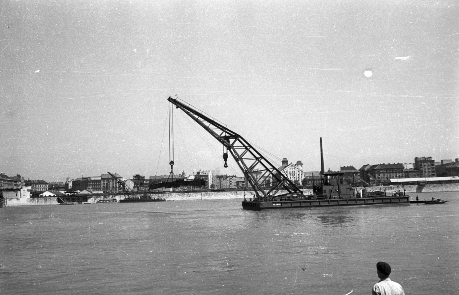 Magyarország, Budapest IX., az Ady Endre úszódaru a Petőfi híd elemét szállítja az építkezés helyszínére, háttérben a Soroksári út épületei., 1951, UVATERV, hídépítés, úszódaru, Ady Endre úszódaru, hajódaru, Budapest, Fortepan #80027