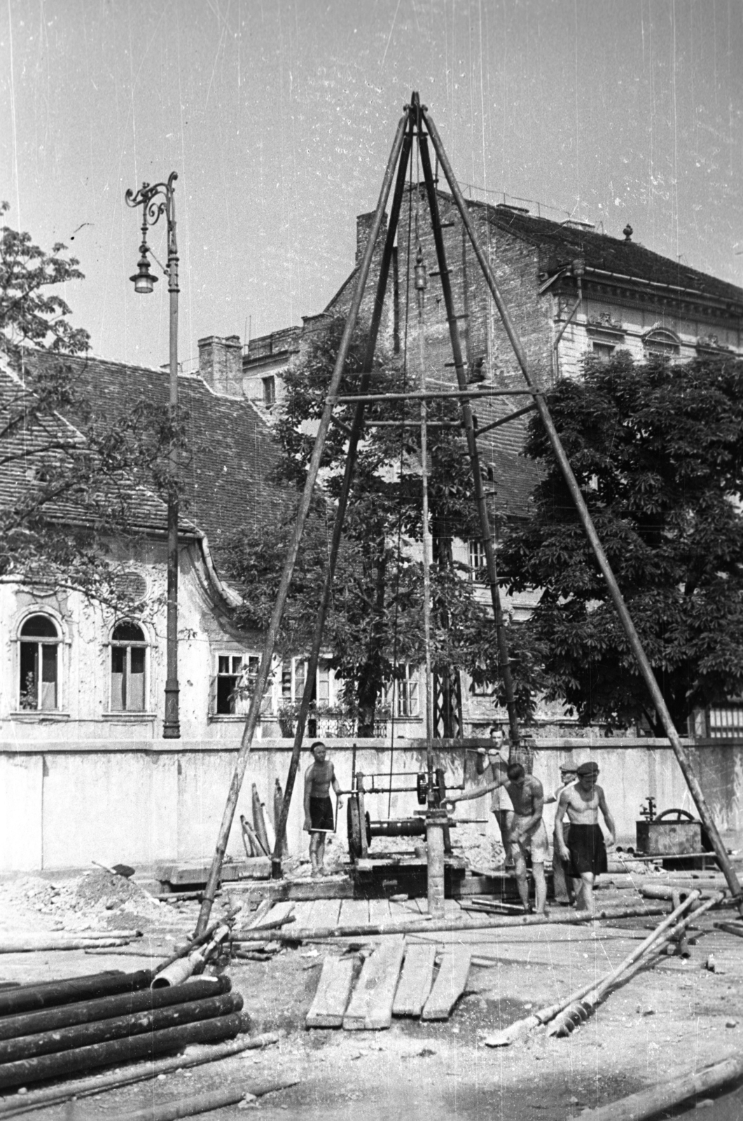 Hungary, Budapest I., Batthyány tér, a metróépítés területe, háttérben balra az egykori Fehér Kereszt fogadó., 1952, UVATERV, subway construction, Budapest, half-naked, Fortepan #80028
