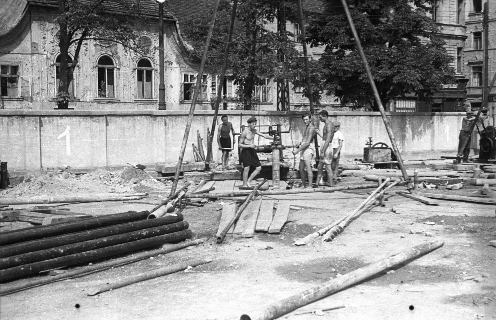 Hungary, Budapest I., Batthyány tér, a metróépítés területe, háttérben az egykori Fehér Kereszt fogadó., 1952, UVATERV, subway construction, Budapest, half-naked, Fortepan #80029