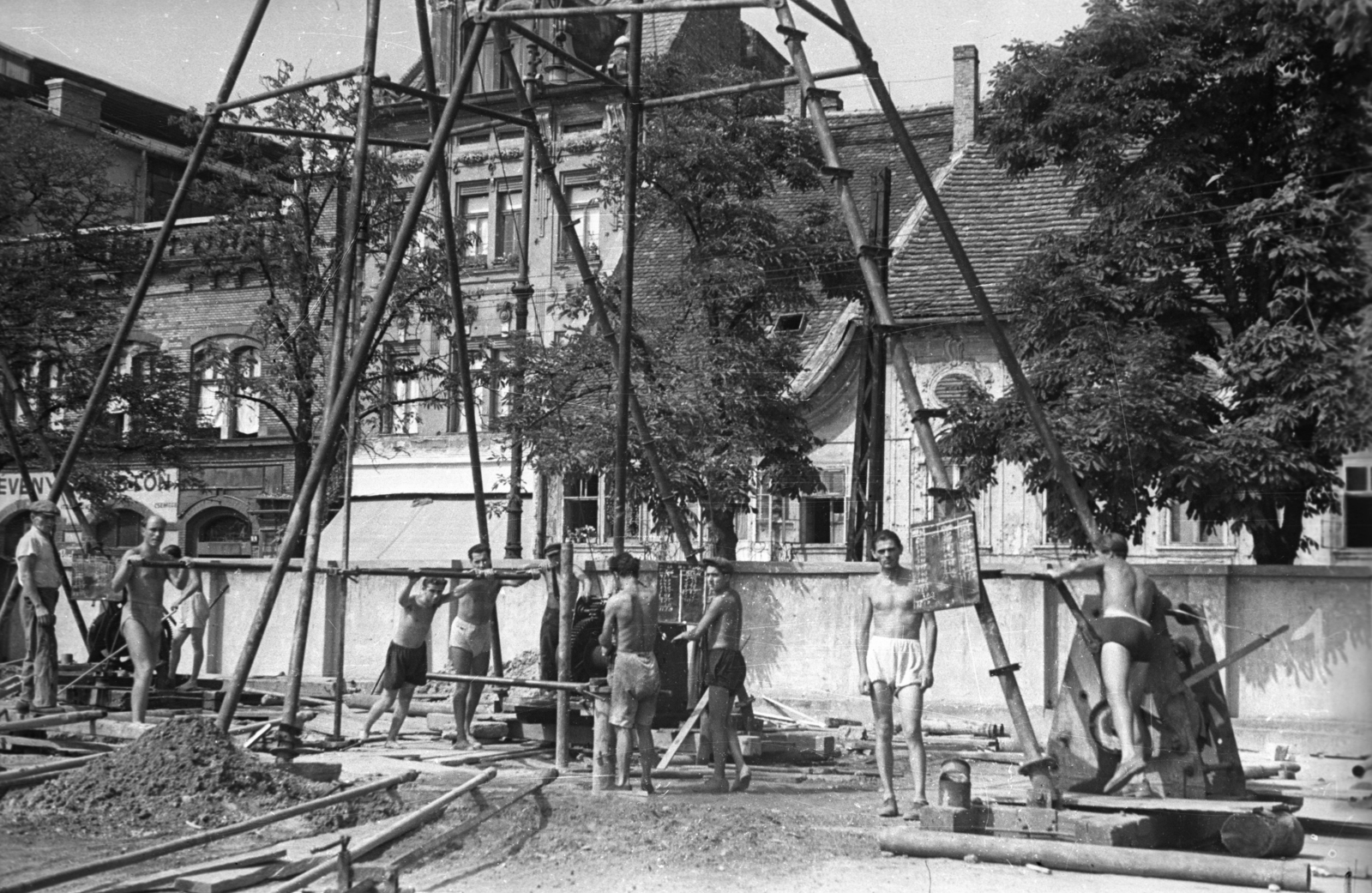 Hungary, Budapest I., Batthyány tér, a metróépítés területe, háttérben balra a vásárcsarnok., 1952, UVATERV, subway construction, Budapest, half-naked, Fortepan #80030
