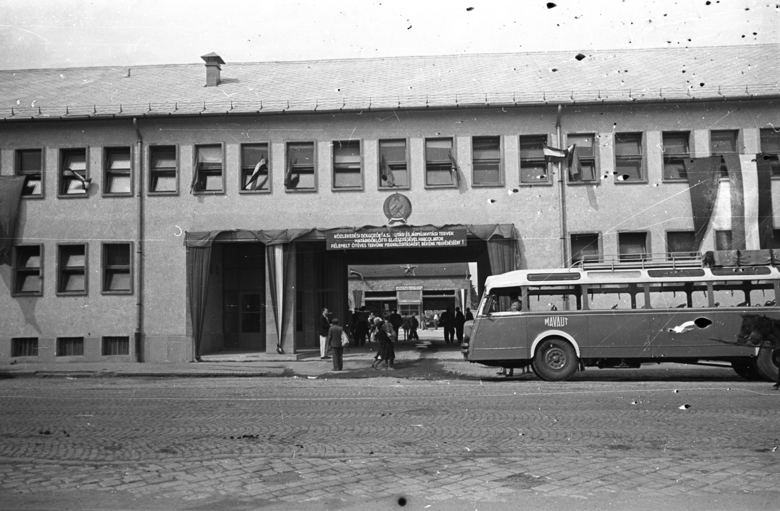 Magyarország, Miskolc, Zsolcai kapu 9-11., XVI. számú Autójavító Vállalat., 1952, UVATERV, autóbusz, francia gyártmány, MÁVAUT-szervezet, jelmondat, Chausson-márka, Rákosi-címer, Fortepan #80034
