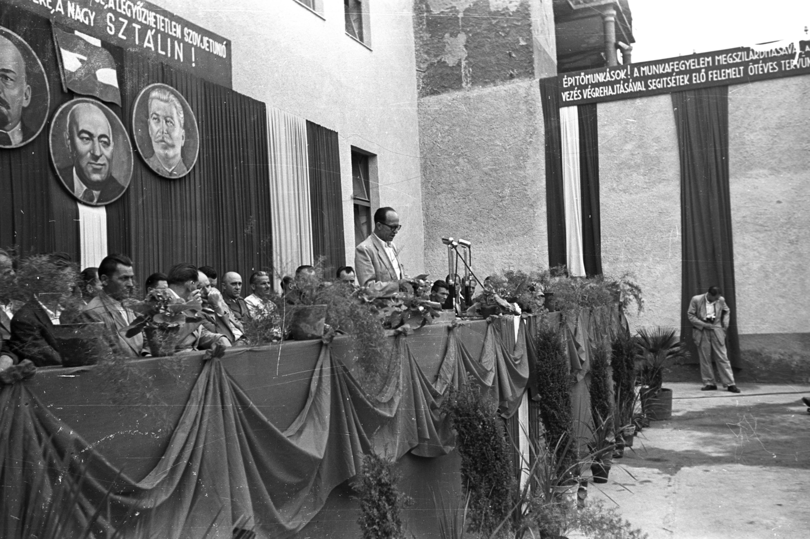 Hungary, Miskolc, Zsolcai kapu 9-11., AFIT XVI. sz. Autójavító Vállalat., 1952, UVATERV, personality cult, flag, socialism, Lenin-portrayal, political decoration, grandstand, slogan, Mátyás Rákosi-portrayal, Joseph Stalin portrayal, Fortepan #80036