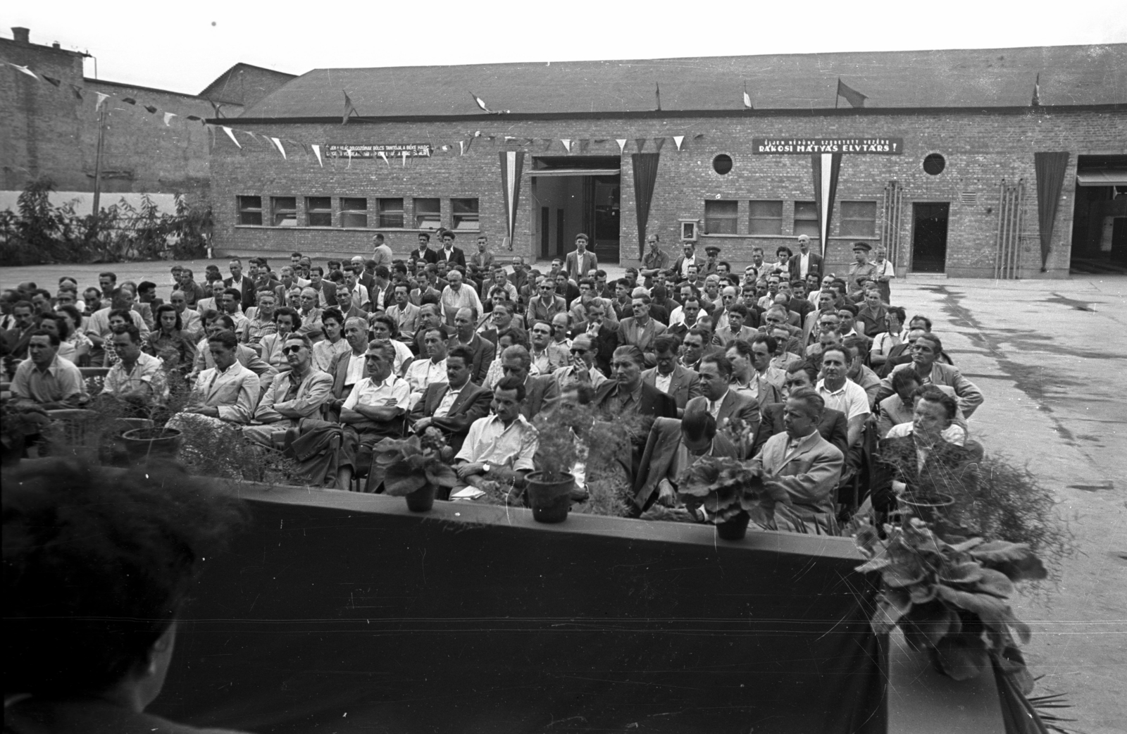 Hungary, Miskolc, Zsolcai kapu 9-11., AFIT XVI. sz. Autójavító Vállalat., 1952, UVATERV, flag, mass, socialism, political decoration, slogan, Fortepan #80037