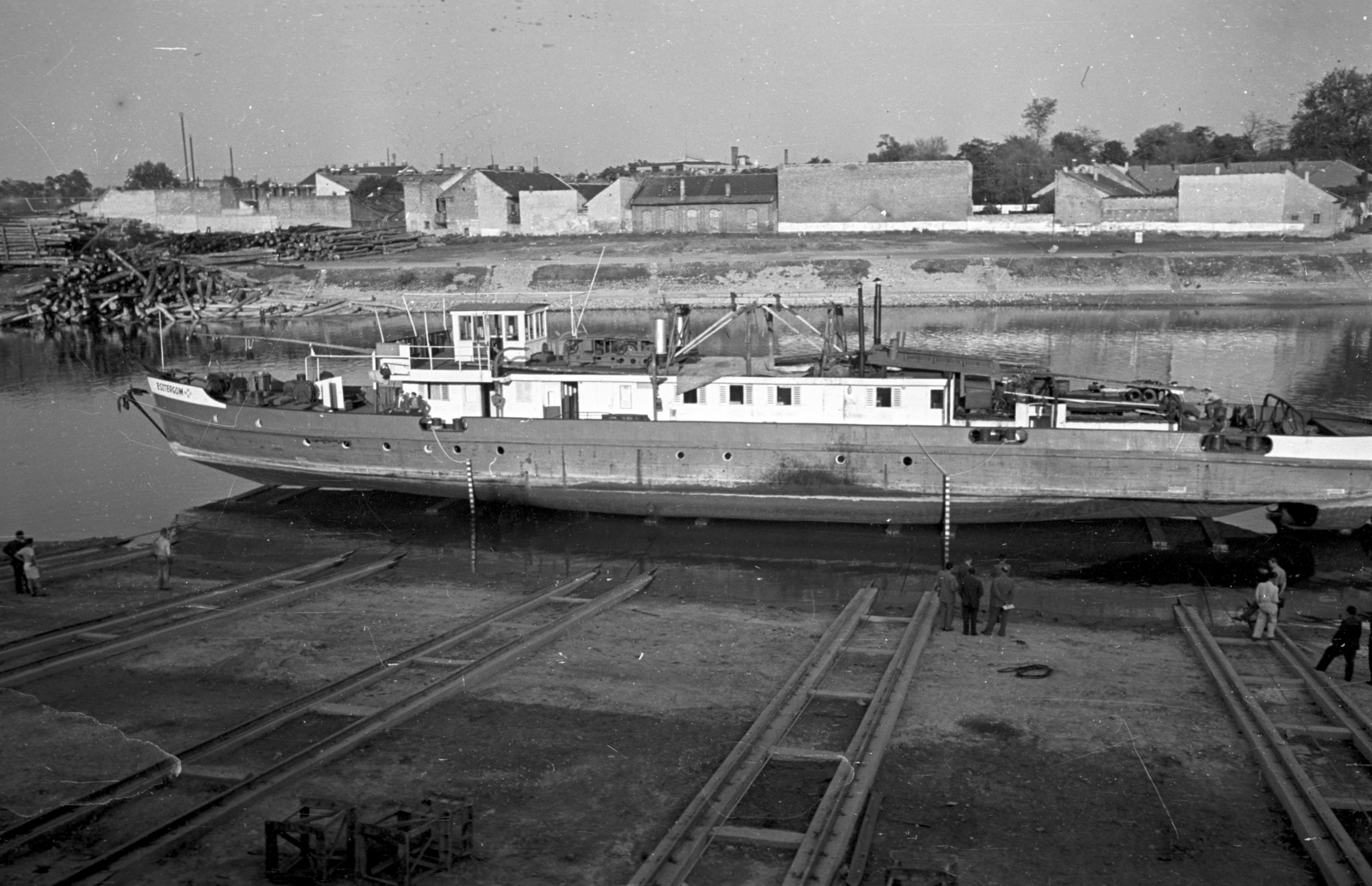Hungary, Budapest IV., Újpesti-öböl, Népsziget, MAHART hajójavító, Esztergom vontatóhajó., 1952, UVATERV, ship, Esztergom/S. III. ship, boatyard, Budapest, Fortepan #80040