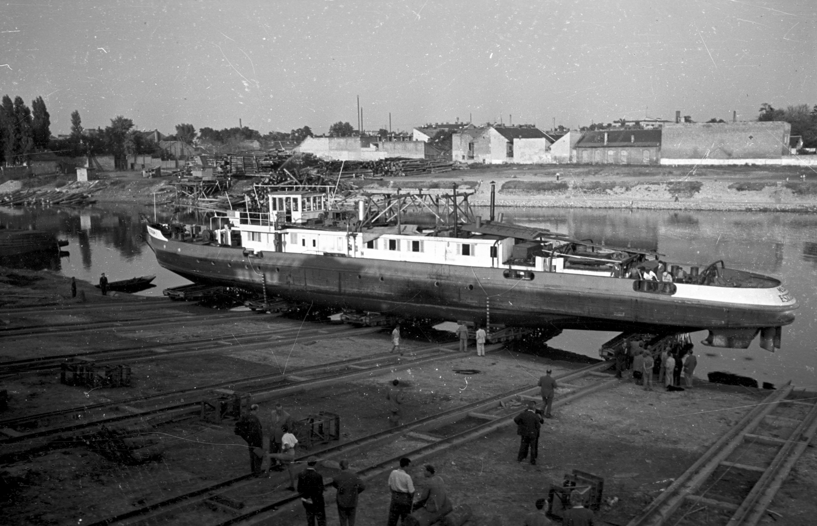 Hungary, Budapest IV., Újpesti-öböl, Népsziget, MAHART hajójavító, az Esztergom vontatóhajó., 1952, UVATERV, ship, Esztergom/S. III. ship, boatyard, Budapest, Fortepan #80042