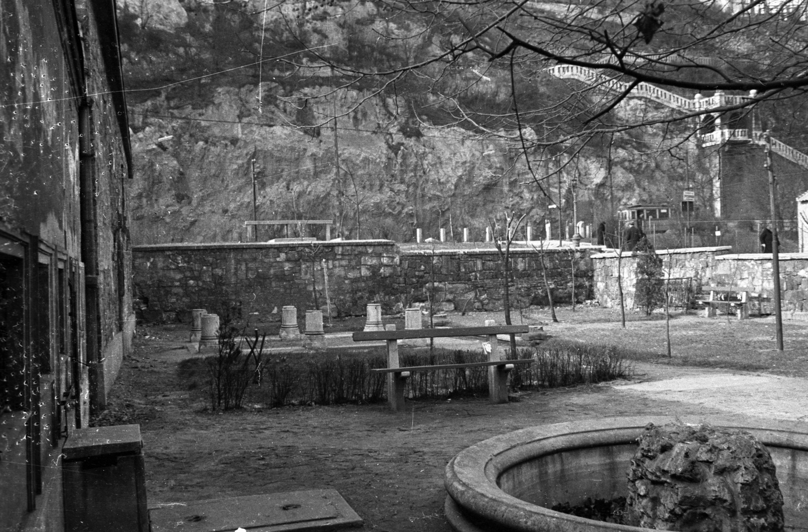 Hungary, Tabán, Budapest I., Döbrentei tér, romkert a Rudas fürdő mellett, háttérben a Gellért-hegy. Jobbra a Szent Gellért lépcső.., 1960, UVATERV, Budapest, Fortepan #80046