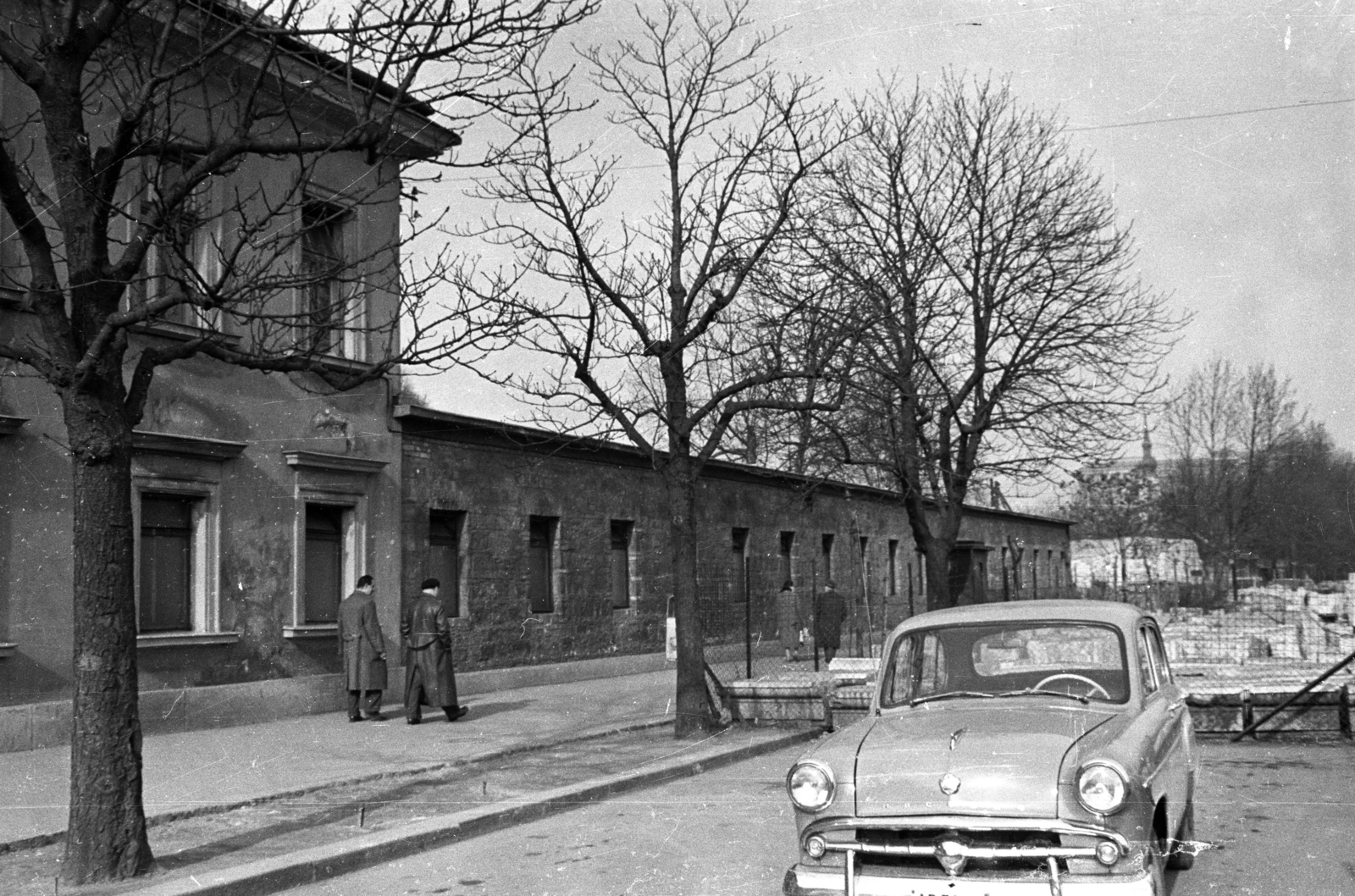 Hungary, Budapest I., Szent Gellért rakpart a Rudas gyógyfürdő előtt. Előtérben az Erzsébet híd építési területe, háttérben az Alexandriai Szent Katalin-templom tornya., 1960, UVATERV, Budapest, Fortepan #80050