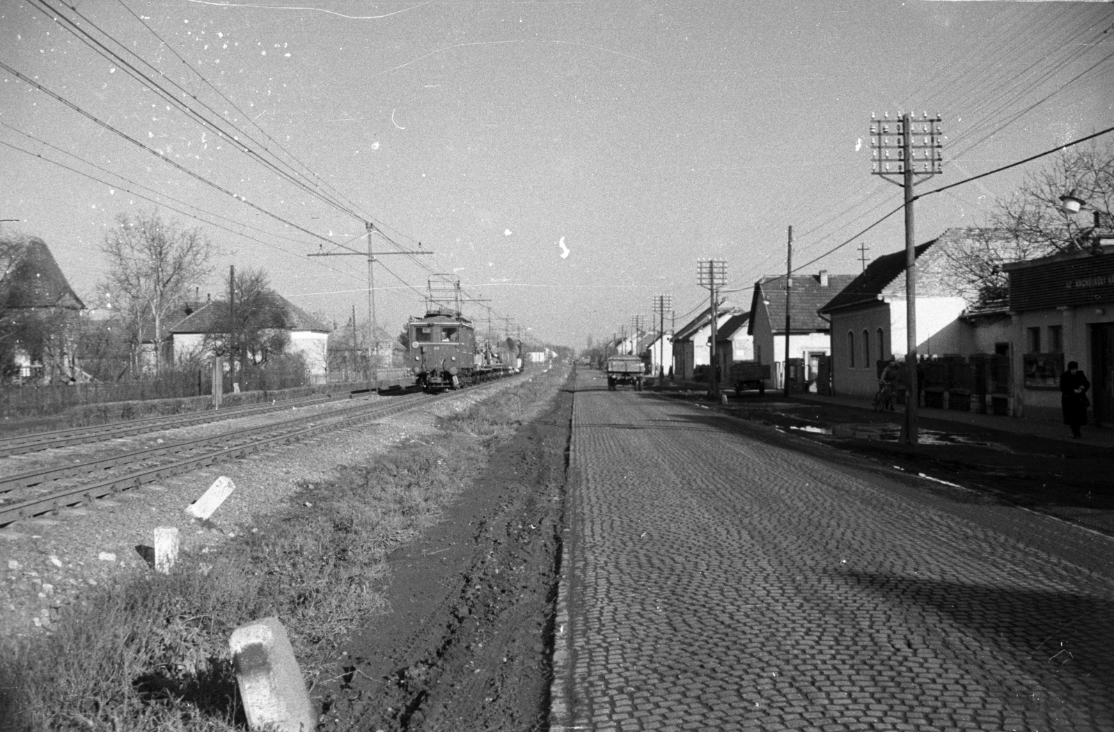 Hungary, Budapest III., Szentendrei út a Mátyás király úttól Békásmegyer felé nézve., 1960, UVATERV, commuter train, Budapest, Fortepan #80051