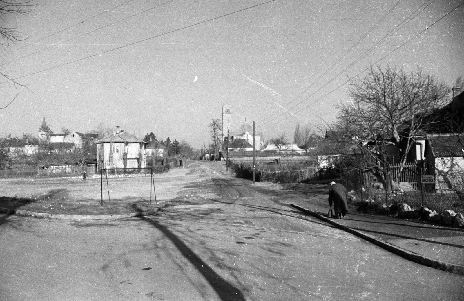 Hungary, Budapest III., Rákóczi utca (11-es főút), balra az Attila utca torkolata. Háttérben balra a Jézus Szíve templom, jobbra a Budapest-Csillaghegyi Református Egyházközség temploma., 1960, UVATERV, Budapest, Fortepan #80052