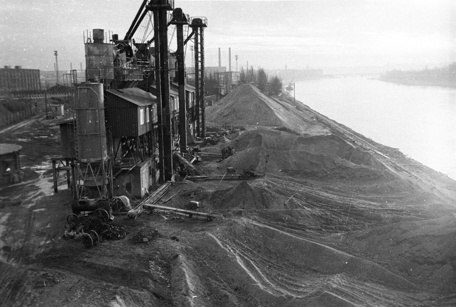 Hungary, Budapest XIII., a 41-es Állami Építőipari Vállalat transzportbeton üzeme az Árpád híd pesti hídfőjénél, a hídról a Margit híd felé nézve., 1960, UVATERV, Budapest, Fortepan #80056