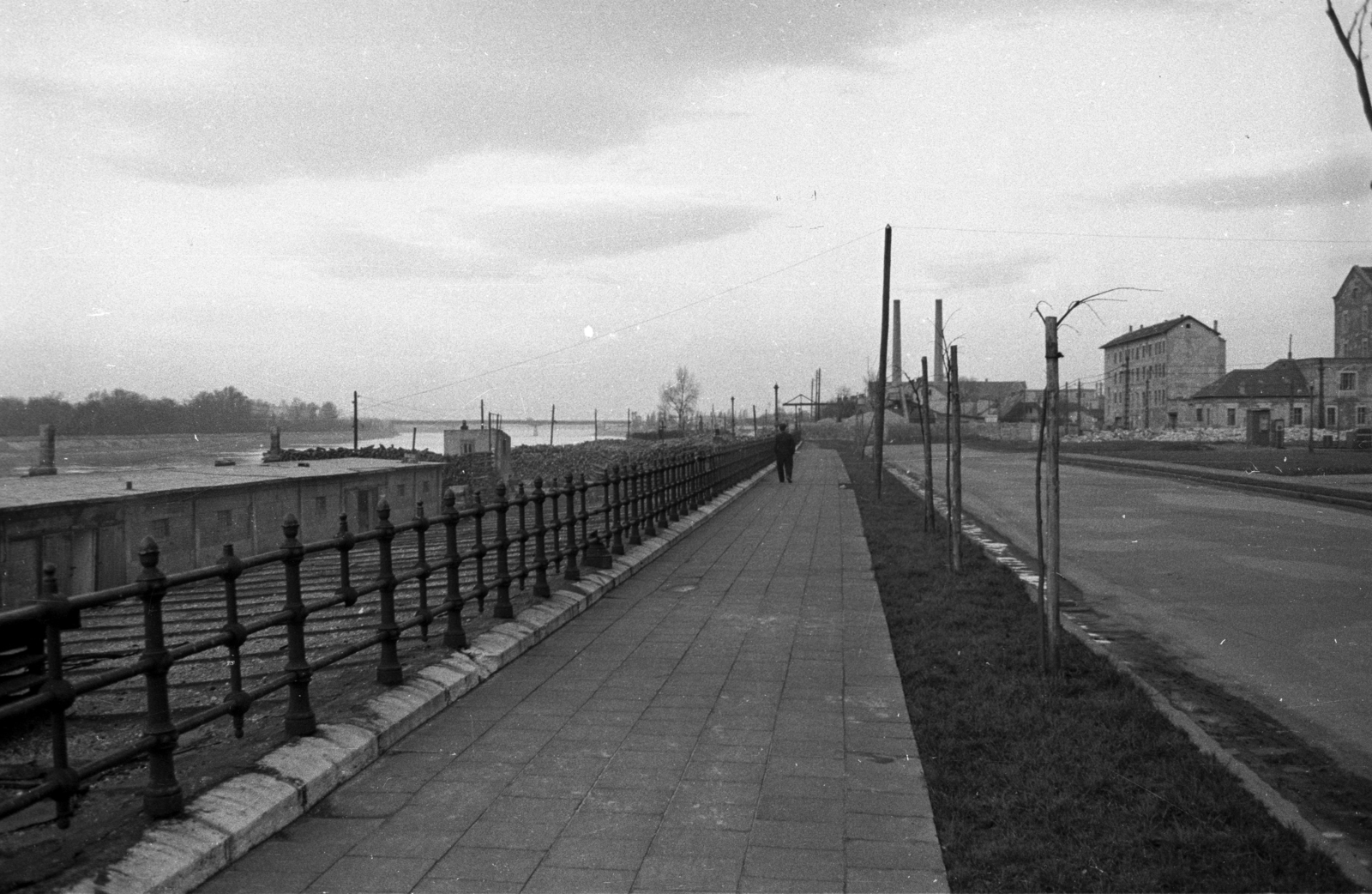 Hungary, Budapest XIII., Újpesti rakpart a Pozsonyi úti református templom előtt, a távolban az Árpád híd., 1960, UVATERV, Budapest, Fortepan #80057
