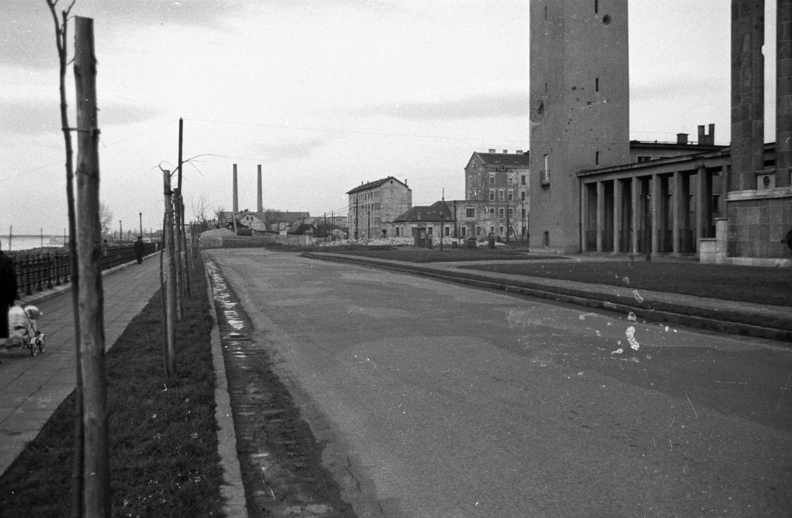 Hungary, Budapest XIII., Újpesti rakpart, jobbra a Pozsonyi úti református templom, balra a távolban az Árpád híd., 1960, UVATERV, Budapest, Neoclassical architecture, Imre Tóth-design, Jenő Halászi-design, Fortepan #80058
