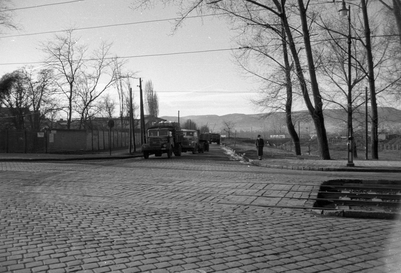 Hungary, Budapest XIII., Váci út, szemben a Rákos-patak partján a Vizafogó utca., 1960, UVATERV, Hungarian brand, commercial vehicle, Csepel-brand, Csepel D450, Budapest, rails, Fortepan #80065