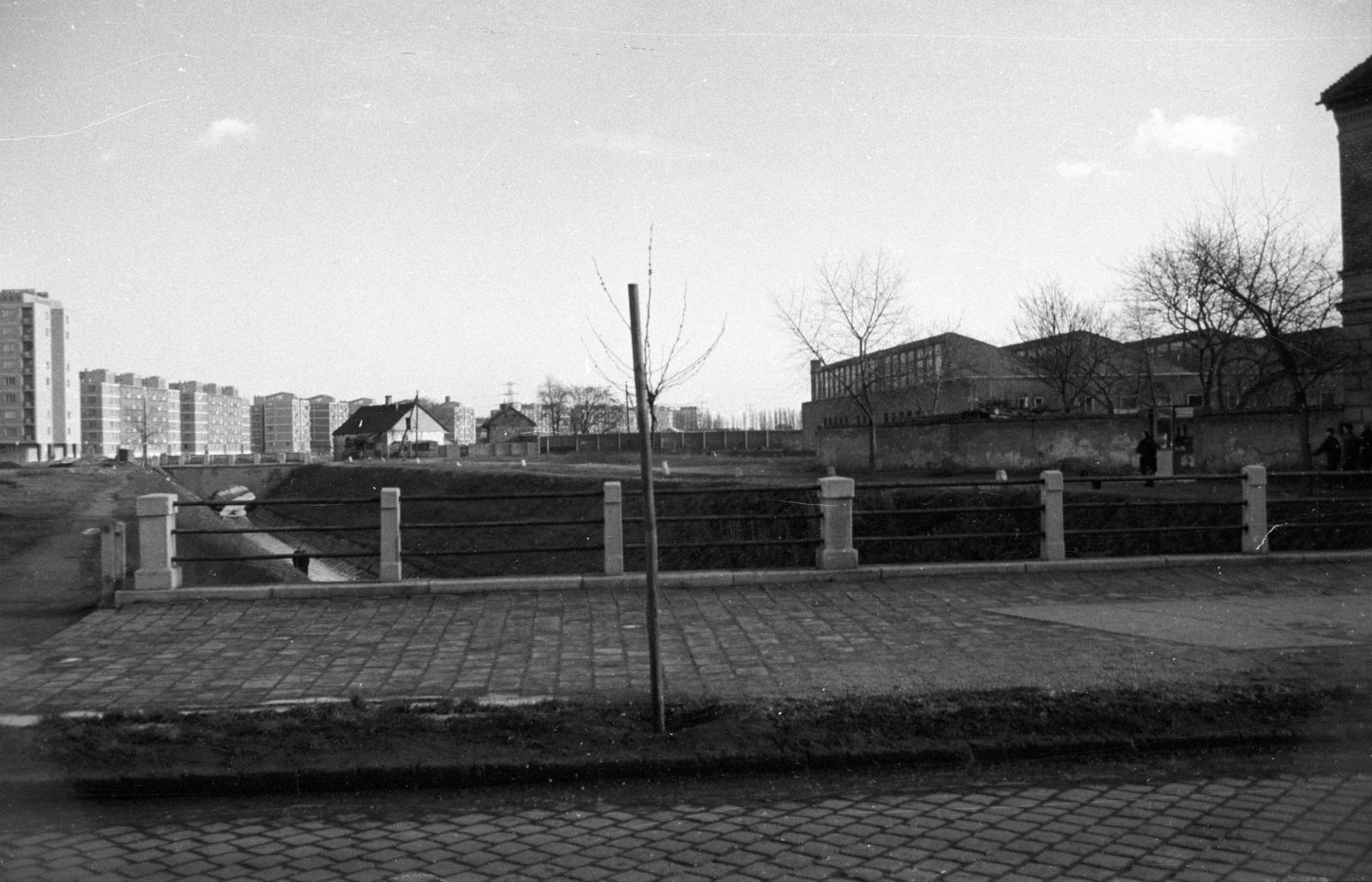 Hungary, Budapest XIII., Fiastyúk (Thälmann) utcai lakótelep, Tahi utca, Rákos-patak, a Váci útról nézve., 1960, UVATERV, Budapest, blocks, Fortepan #80067